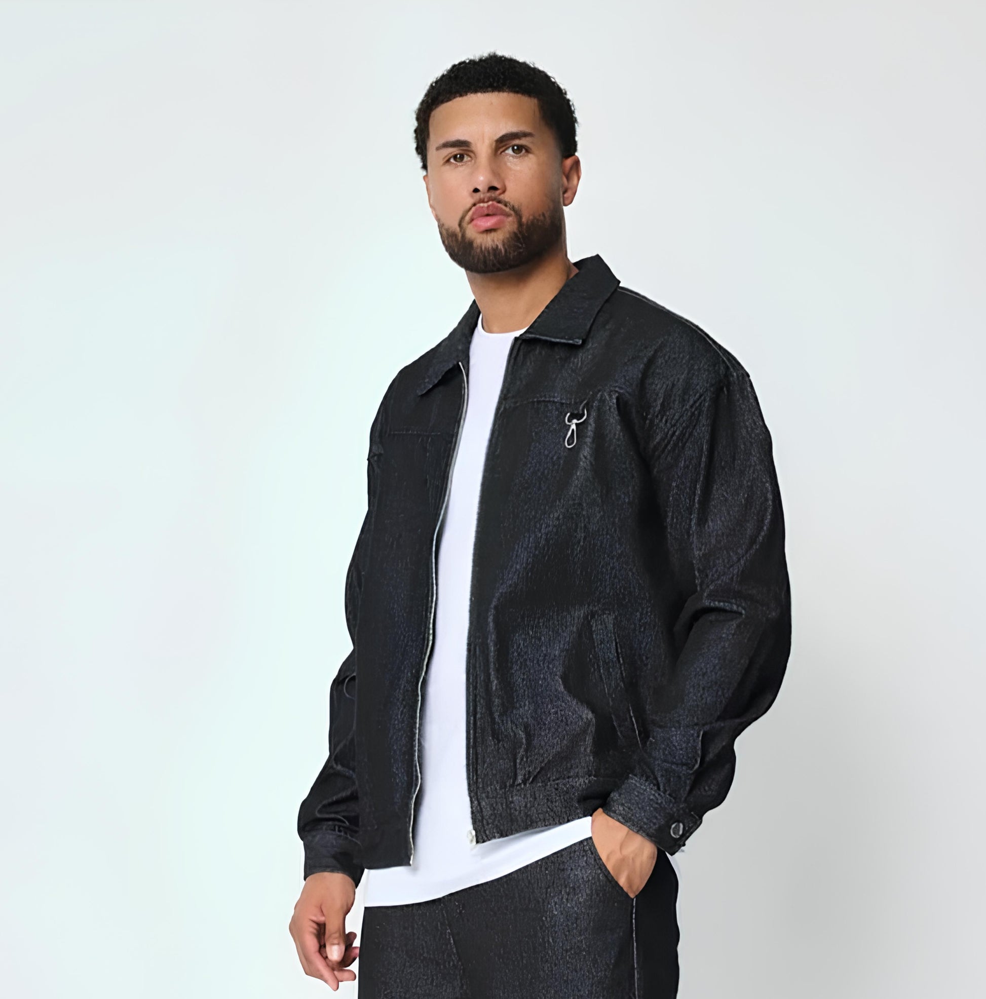 ENSEMBLE NOIR TEXTURÉ – VESTE ZIPPÉE & PANTALON DROIT